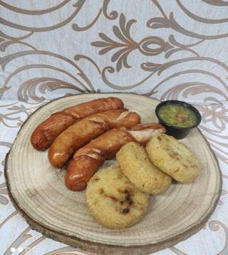 Salchicha Viena + Arepa