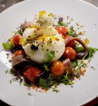Ensalada De Burrata Rellena De Pesto (Ración)