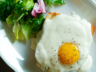 Croque-madame z indykiem