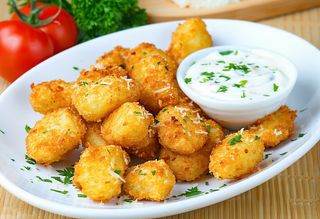 Cartofi pane in crusta de panko cu parmezan cu sos de usturoi