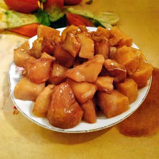 140. Задушени картофи в соев сос (800г)