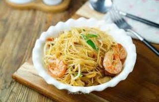 Spaghetti di riso saltati con gamberi e verdure