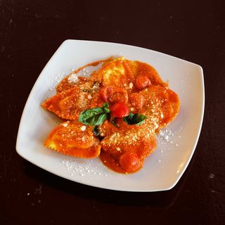 Ravioli ricotta e spinaci al pomodoro, basilico e grana padano DOP