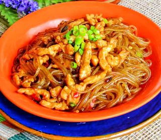 Spaghetti di soia con pollo 鸡肉粉丝  - porzione grande