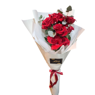 Buket 7 kraljevskih ruza u bijelo pakovanje