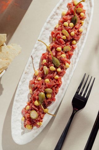 Steak tartar con mostaza y pan carasau