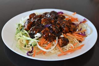 Piletina sa špagetama i povrćem u sosu od ostriga