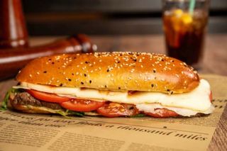 Sandwich cu vită în unt și rucola