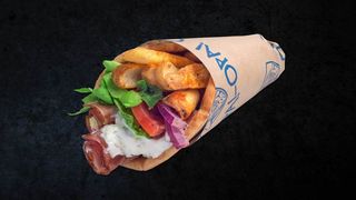 Souvlaki pui cu felii de bacon pita medie
