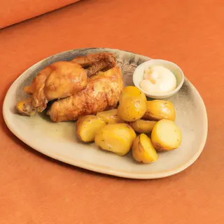 (1/2) Pollo A L'ast Con Patatas Al Caliu + Alioli
