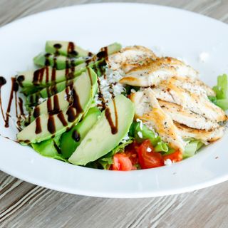 Salată cu avocado și pui