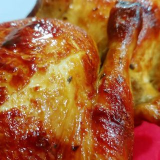 Medio Pollo Con Patatas Fritas Y Ensalada Rayo