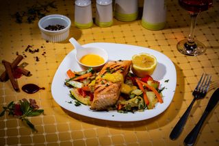 Somon cu tagliatelle din legume si sos alb