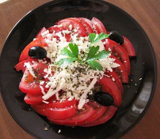 Салата домати със сирене (300г)