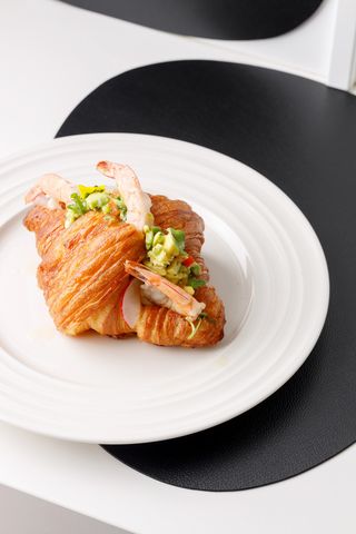 Croissant PANADERO cu Guacamole și somon