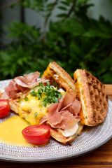 ჩედარის ვაფლი ხაჭოთი, პორშირებული კვერცხით და პროშუტოთი