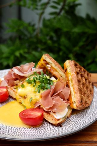 ჩედარის ვაფლი ხაჭოთი, პორშირებული კვერცხით და პროშუტოთი