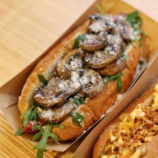 Тоскана з ковбаскою, салатом, грибами та сиром Пармезан