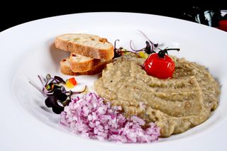 Salată de vinete servita cu pita greceasca hey