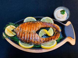 ორაგულის სტეიკი ხიზილალის და ნაღების სოუსით