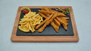 Pileći štapići sa pomfritom