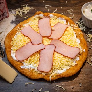 Langoš sa suvom pečenicom