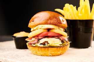  Egg On Însoțit de cartofi și de sosul casei