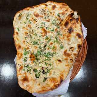 97. Garlic naan ( contiene gluten)