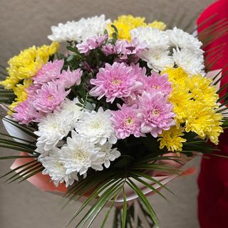 Buchet cu 9 crizanteme naturale, verdeata