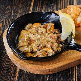 Мідії у вершковому соусі з пармезаном (220гр)