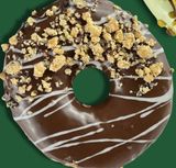 Donut con glassa al cioccolato e crumble cereali-e fave di cacao