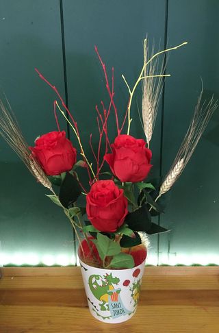 Centre de tres roses vermelles