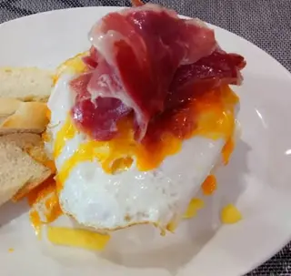 Huevos  con jamón