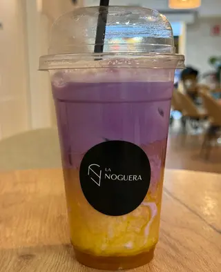 Ube latte con fresa