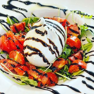 Ensalada Caprese Con Burrata