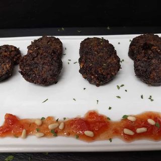Morcilla Sotopalacios con piñones y confitura de tomate