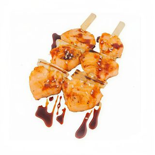82. Yakitori de salmón (2 pinchos)