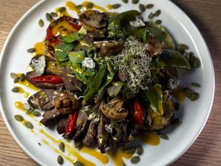 Теплий салат з телятини (350г)