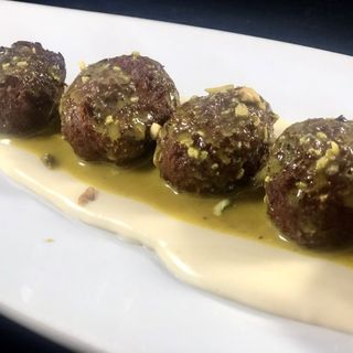 Polpette con parmigiano e pesto di pistacchio