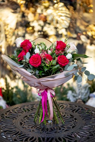 Buchet cu trandafiri cyclam și roz, eustoma și alstroemeria 