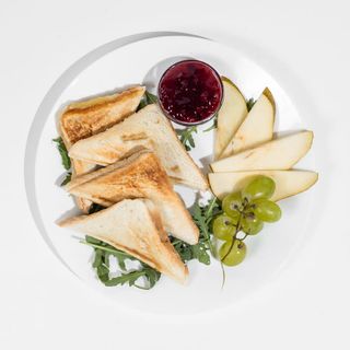 Tosty z kozim serem, gruszką i żurawiną