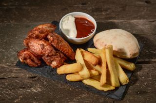 Meniu aripioare nepicante + cartofi prajiti