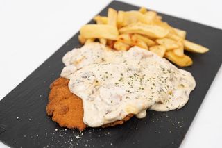 Snitel cu sos gorgonzola, ciuperci, cartofi inclusi