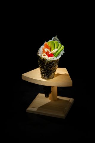 60S. Temaki De Salmón Con Aguacate (1 Ud.)