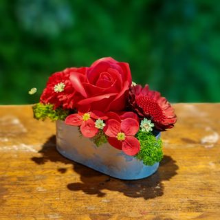 Aranjament cu flori stabilizate si trandafir de sapun