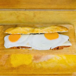 Bocadillo 19 (Jijas Con Huevo Y Queso) + patatas fritas 