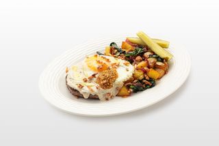 Бифштекс в перечном соусе с картофелем и шпинатом