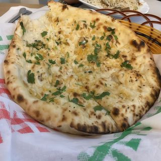 Naan Con Ajo Y Cilantro