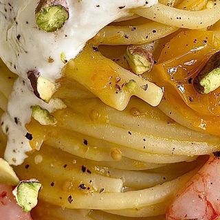 Busiate con salmone, stracciatella e pesto di pistacchio