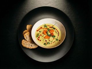 Крем суп із зеленого горошку з лососем та пряною олією (300g)